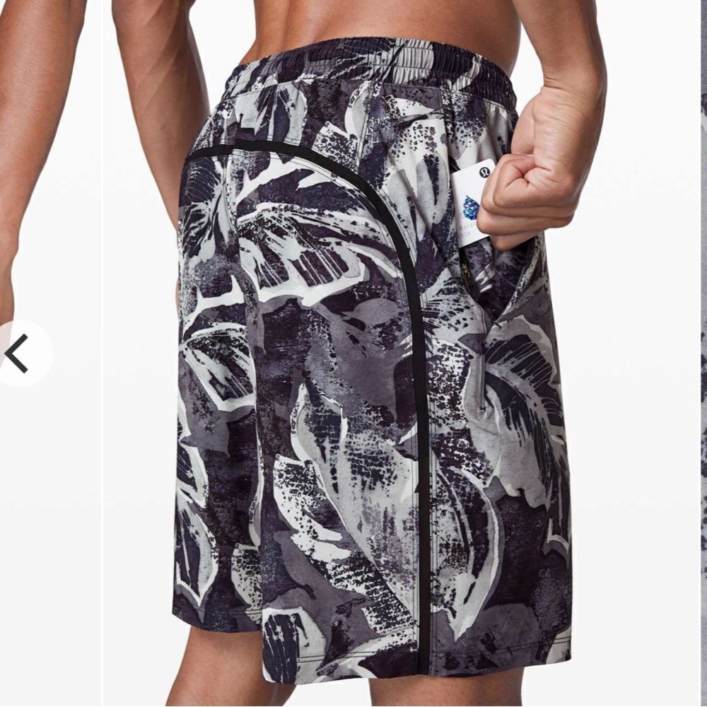 Lululemon Pace Breaker Short 9" *Liner
Tropical Shadow Sea Salt Multi